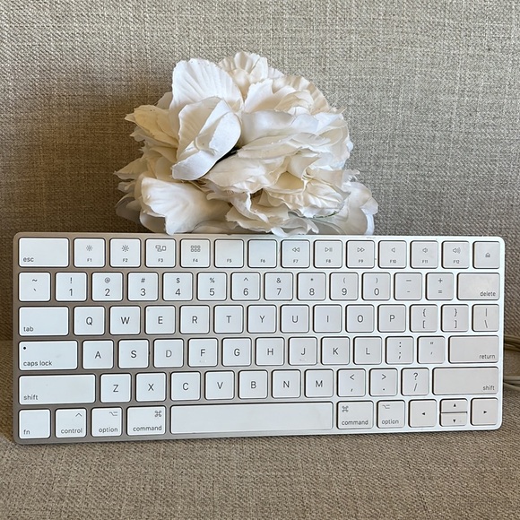 Apple Magic Keyboard 2 Model A1644 Wireless and Rechargeable with‎ Cord - Picture 1 of 11